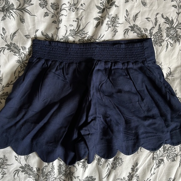 Lilly Pulitzer scalloped shorts in navy blue size XXS - Picture 2 of 5